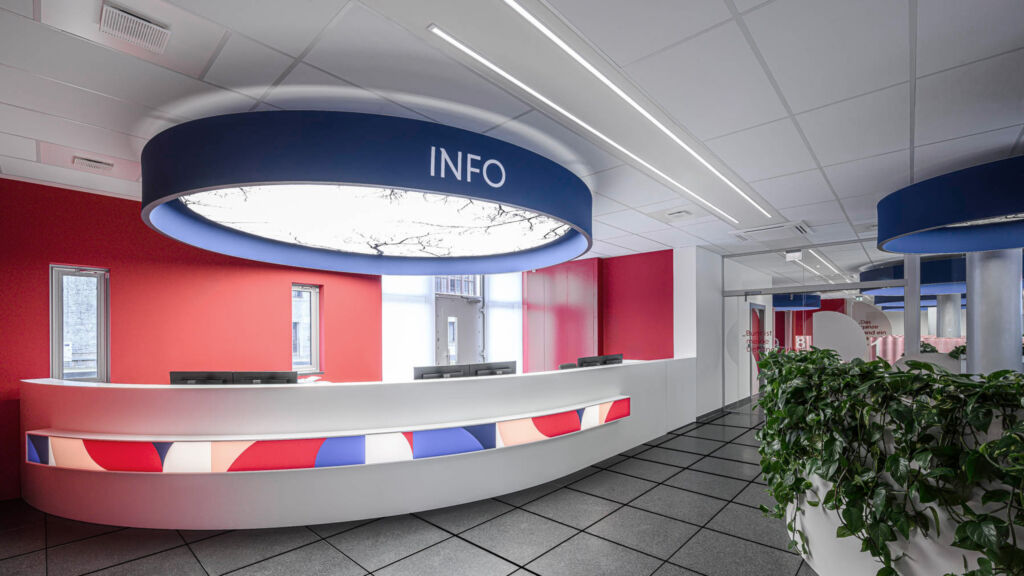 Empfangsbereich im Bürgerbüro Dessau-Roßlau mit modernem Informationstresen